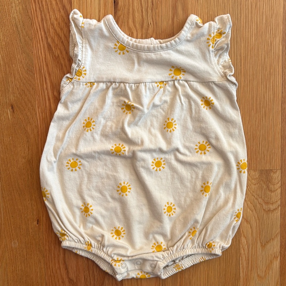 6-12M NEVER WORN Old Navy One Piece Romper